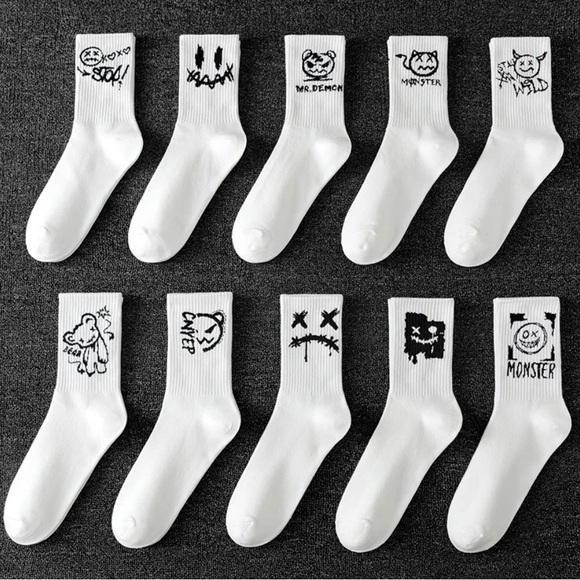 ๐๐ 2 Pairs Random Design of Graffiti Ankle Socks - Picture 4 of 8